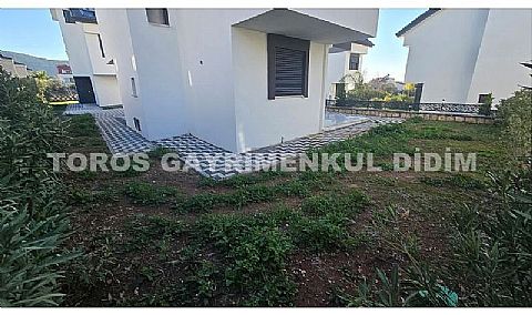 Didim Akbük’te Denize 1,200 m Mesafede Havuzlu Sitede  Satılık Villa