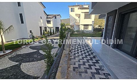 Didim Akbük’te Denize 1,200 m Mesafede Havuzlu Sitede  Satılık Villa