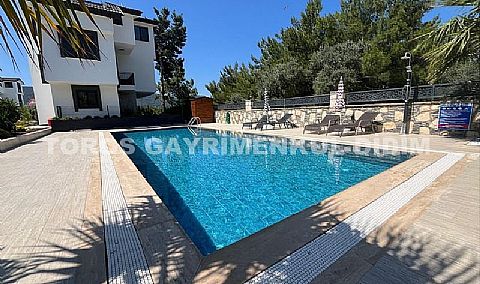 Didim Akbük’te Denize 1,200 m Mesafede Havuzlu Sitede  Satılık Villa