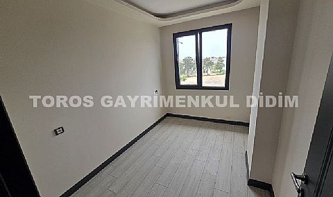 Didim cumhuriyet mahallesinde havuzlu sitede satılık orta kat daire