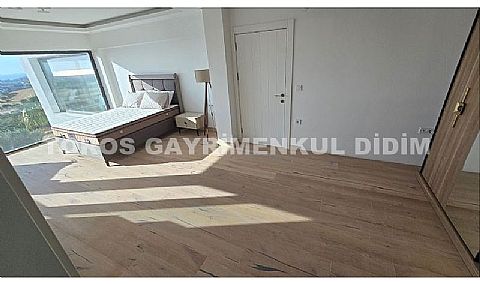 Didim de 500m2 arsa üzerinde havuzlu çift otoparklı sinema salonlu satılık yazlık villa