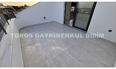 Didim de  Denize 100mt mesafede ful Deniz manzaralı, havuzlu  binada dubleks daire