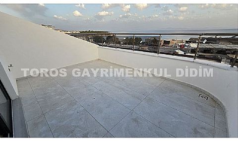 Didim de  Denize 100mt mesafede ful Deniz manzaralı, havuzlu  binada dubleks daire