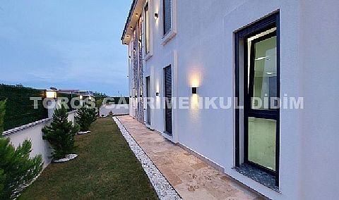 Didim Efeler de 310 m2 Arsa İçinde Tam Müstakil Lüks Villa