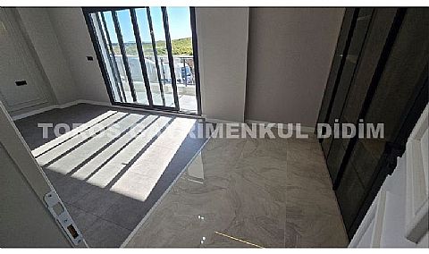 Didim Efeler de havuzlu otoparklı 4+1 ayrı mutfaklı satılık villa  giriş katında da yatak odası var