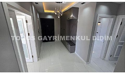 Didim Efeler de havuzlu otoparklı 4+1 ayrı mutfaklı satılık villa  giriş katında da yatak odası var