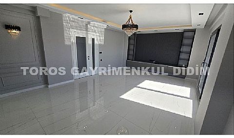 Didim Efeler de havuzlu otoparklı 4+1 ayrı mutfaklı satılık villa  giriş katında da yatak odası var