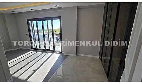 Didim Efeler de havuzlu otoparklı 4+1 ayrı mutfaklı satılık villa  giriş katında da yatak odası var