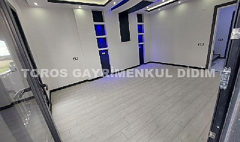 Didim Efeler'de 4+1 Ayrı Mutfaklı, Giyinme Odalı Havuzlu Otoparklı Villa