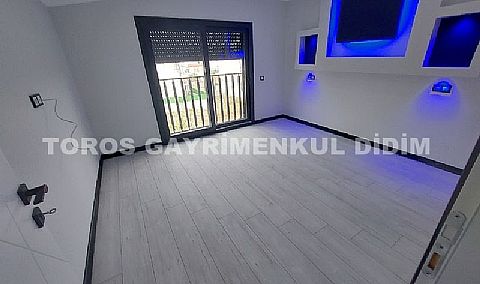 Didim Efeler'de 4+1 Ayrı Mutfaklı, Giyinme Odalı Havuzlu Otoparklı Villa