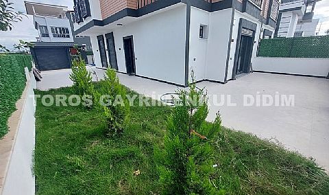 Didim Efeler'de 4+1 Ayrı Mutfaklı, Giyinme Odalı Havuzlu Otoparklı Villa