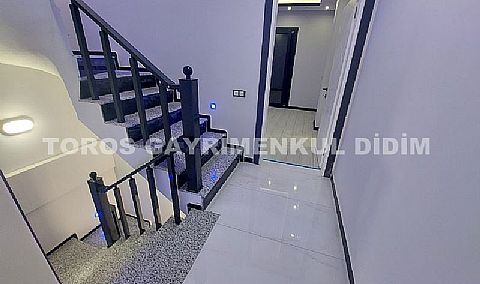 Didim Efeler'de 4+1 Ayrı Mutfaklı, Giyinme Odalı Havuzlu Otoparklı Villa