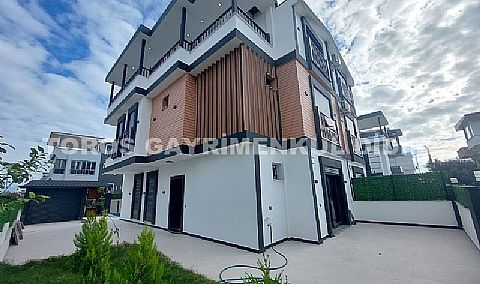 Didim Efeler'de 4+1 Ayrı Mutfaklı, Giyinme Odalı Havuzlu Otoparklı Villa