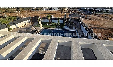 Didim Efelerde 500 m2 arsa içinde yapılı 4+1 ayrı mutfaklı satılık eşyalı villa NOT GİRİŞ KATINDA YATAK ODASI VARDIR.