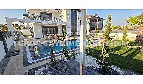 Didim Efelerde 500 m2 arsa içinde yapılı 4+1 ayrı mutfaklı satılık eşyalı villa NOT GİRİŞ KATINDA YATAK ODASI VARDIR.