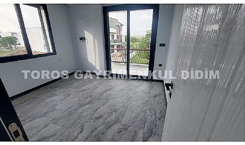 Didim Efeler`de Havuzlu, Otoparklı 4+1 Ayrı Mutfaklı Müstakil Villa