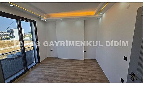 Didim Efeler'de Merkezi Konumda Havuzlu, Bahçeli 4+1 Tripleks Villa