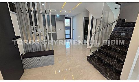 Didim Efeler'de Merkezi Konumda Havuzlu, Bahçeli 4+1 Tripleks Villa