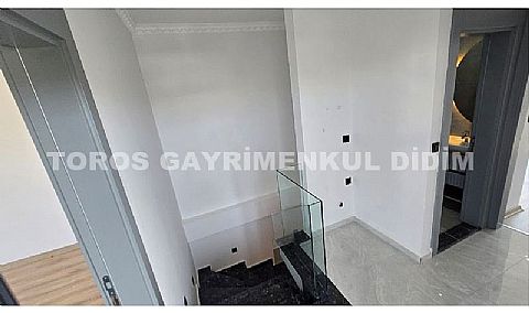 Didim Efeler'de Merkezi Konumda Havuzlu, Bahçeli 4+1 Tripleks Villa