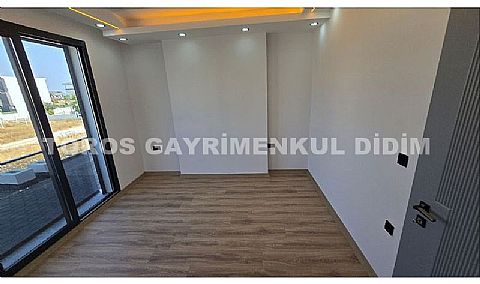 Didim Efeler'de Merkezi Konumda Havuzlu, Bahçeli 4+1 Tripleks Villa