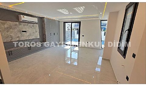 Didim Efeler'de Merkezi Konumda Havuzlu, Bahçeli 4+1 Tripleks Villa