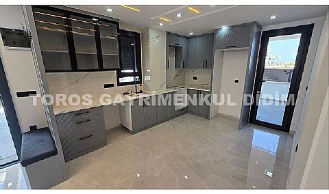 Didim Efeler'de Merkezi Konumda Havuzlu, Bahçeli 4+1 Tripleks Villa