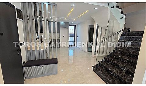 Didim Efeler'de Merkezi Konumda Havuzlu, Bahçeli 4+1 Tripleks Villa