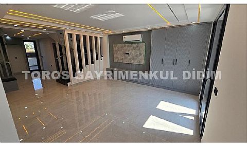 Didim Efeler'de Merkezi Konumda Havuzlu, Bahçeli 4+1 Tripleks Villa