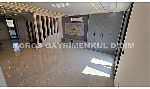 Didim Efeler'de Merkezi Konumda Havuzlu, Bahçeli 4+1 Tripleks Villa