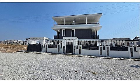 Didim Efeler'de Merkezi Konumda Havuzlu, Bahçeli 4+1 Tripleks Villa