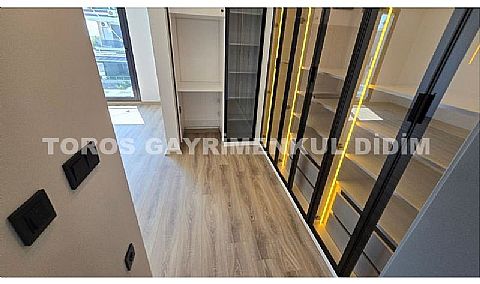 Didim Efeler'de Merkezi Konumda Havuzlu, Bahçeli 4+1 Tripleks Villa