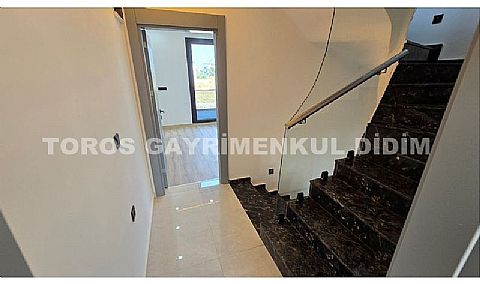 Didim Efeler'de Merkezi Konumda Havuzlu, Bahçeli 4+1 Tripleks Villa