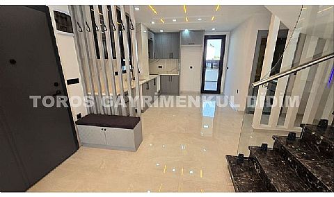 Didim Efeler'de Merkezi Konumda Havuzlu, Bahçeli 4+1 Tripleks Villa