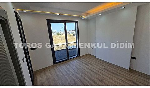 Didim Efeler'de Merkezi Konumda Havuzlu, Bahçeli 4+1 Tripleks Villa