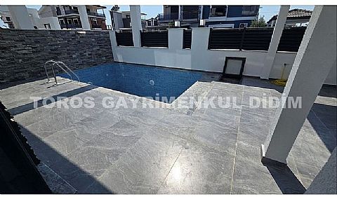 Didim Efeler'de Merkezi Konumda Havuzlu, Bahçeli 4+1 Tripleks Villa