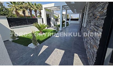 Didim Efeler'de Merkezi Konumda Havuzlu, Bahçeli 4+1 Tripleks Villa