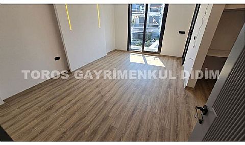 Didim Efeler'de Merkezi Konumda Havuzlu, Bahçeli 4+1 Tripleks Villa