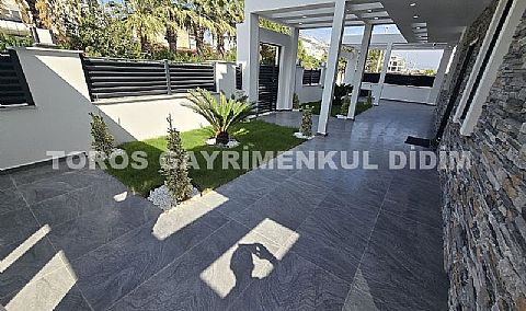 Didim Efeler'de Merkezi Konumda Havuzlu, Sıfır eşyalı Bahçeli 4+1 Tripleks Villa