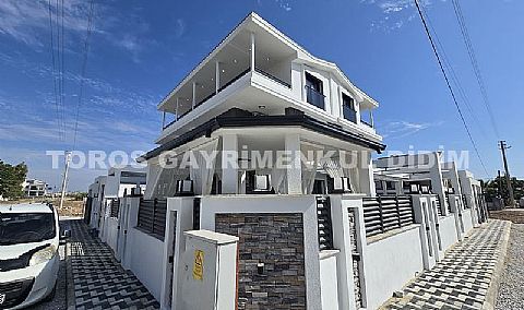 Didim Efeler'de Merkezi Konumda Havuzlu, Sıfır eşyalı Bahçeli 4+1 Tripleks Villa