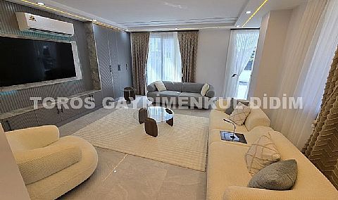 Didim Efeler'de Merkezi Konumda Havuzlu, Sıfır eşyalı Bahçeli 4+1 Tripleks Villa