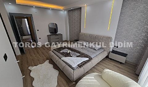 Didim Efeler'de Merkezi Konumda Havuzlu, Sıfır eşyalı Bahçeli 4+1 Tripleks Villa
