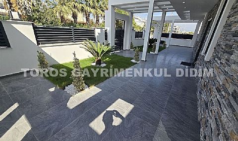 Didim Efeler'de Merkezi Konumda Havuzlu, Sıfır eşyalı Bahçeli 4+1 Tripleks Villa