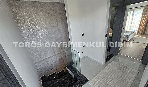 Didim Efeler'de Merkezi Konumda Havuzlu, Sıfır eşyalı Bahçeli 4+1 Tripleks Villa