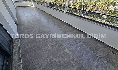 Didim Efeler'de Merkezi Konumda Havuzlu, Sıfır eşyalı Bahçeli 4+1 Tripleks Villa