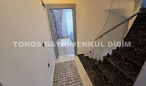 Didim Efeler'de Merkezi Konumda Havuzlu, Sıfır eşyalı Bahçeli 4+1 Tripleks Villa