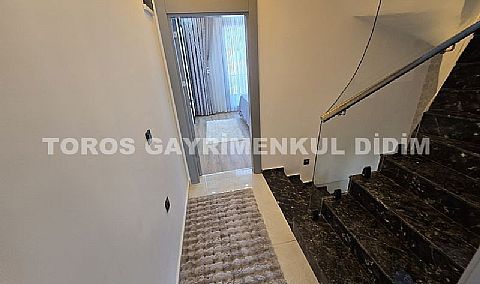 Didim Efeler'de Merkezi Konumda Havuzlu, Sıfır eşyalı Bahçeli 4+1 Tripleks Villa