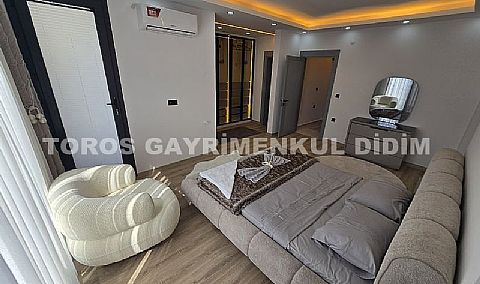 Didim Efeler'de Merkezi Konumda Havuzlu, Sıfır eşyalı Bahçeli 4+1 Tripleks Villa