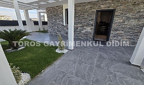 Didim Efeler'de Merkezi Konumda Havuzlu, Sıfır eşyalı Bahçeli 4+1 Tripleks Villa