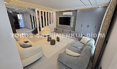 Didim Efeler'de Merkezi Konumda Havuzlu, Sıfır eşyalı Bahçeli 4+1 Tripleks Villa