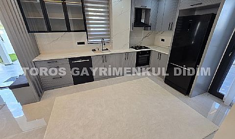 Didim Efeler'de Merkezi Konumda Havuzlu, Sıfır eşyalı Bahçeli 4+1 Tripleks Villa